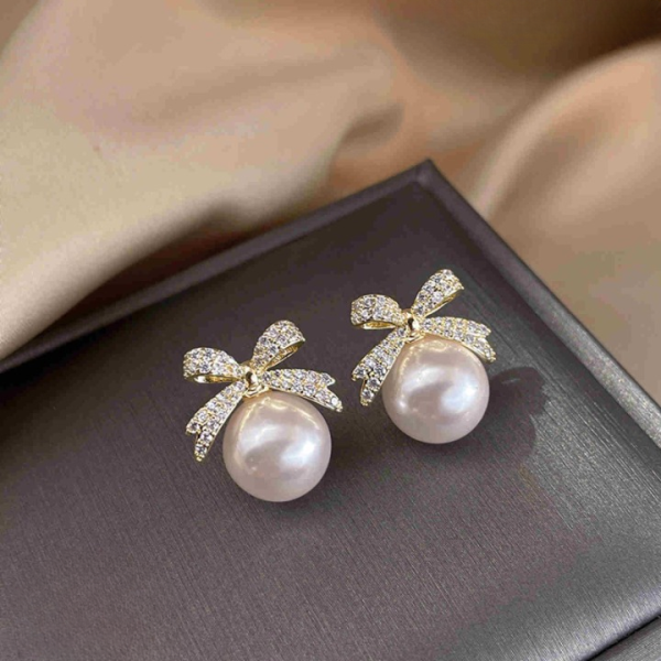 Sparkle Diamond Pearl Earrings